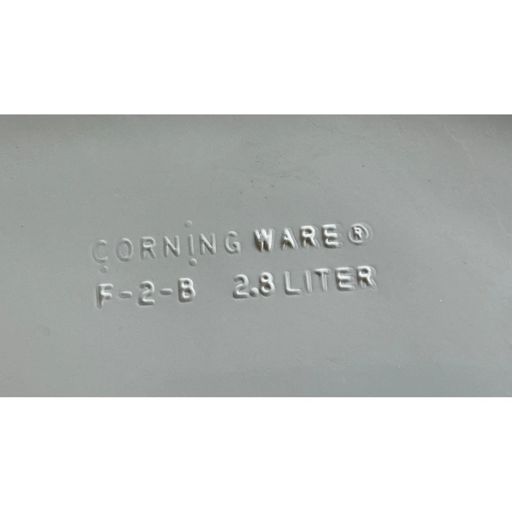 CorningWare Vintage French White Oval Casserole Dish with Pyrex Glass Lid 2.5 Qt